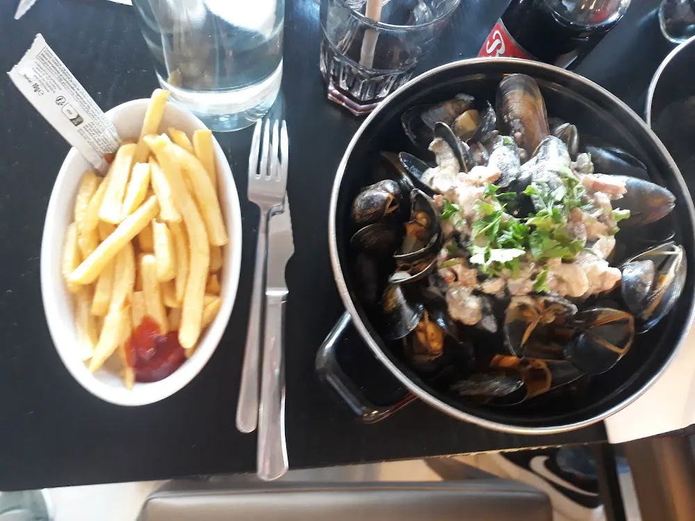 Moules À la Bretonnant Et Frites